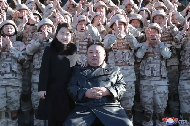Kim Jong-un y su hija, posando junto a un nutrido grupo de militares.