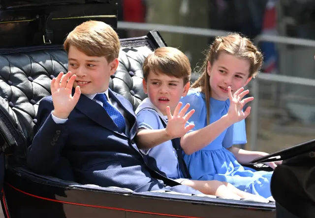 Los príncipes George, Louis y Charlotte, en el Jubileo de Platino de Isabel II.
