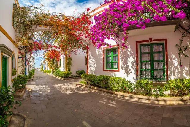 El color de las buganvillas florecidas resalta aún más frente las paredes blancas como la nieve de las casas de Puerto de Mogán. Sin duda, es un destino perfecto para visitar en las Canarias esta primavera.