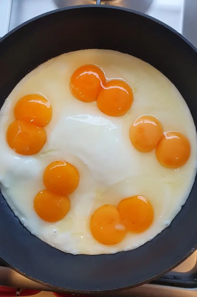 Una sartén con huevos muy difícil de igualar aunque lo intentes. Tan difícil como que te toque el Euromillones. (read_it948)