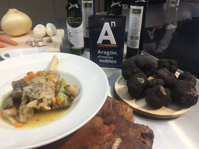 Jarretes de Ternasco de Aragón IGP, trufa negra de Aragón y alcachofas.