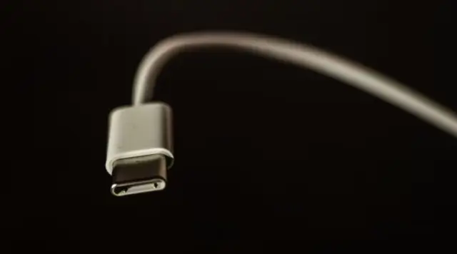 El gran cambio de la normativa española frente a la europea es que los clientes podrán escoger si quieren que les envíen o no un nuevo cargador.