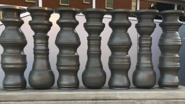 Mira fijamente a través de estas curiosas macetas y algo sorprendente se mostrará antes tus ojos. (Kevlar Yarmulke)