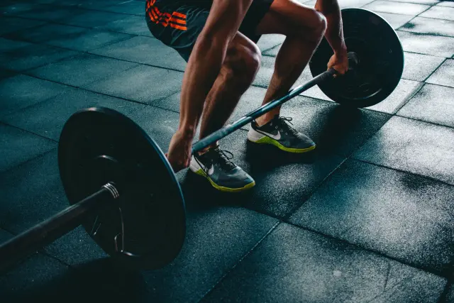 Los beneficios de la creatina como suplemento para el deporte se han demostrado científicamente, y no hay evidencia científica que lo asocie a la alopecia.