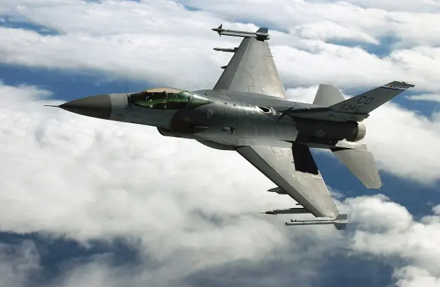 El F-16 Fighting Falcon es un caza polivalente monomotor desarrollado por la compañía estadounidense General Dynamics en los años 1970 para la Fuerza Aérea de los Estados Unidos; entró en servicio en 1978, y se ha ido actualizando con diferentes versiones.