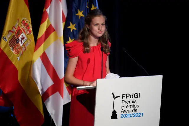 En el que ofreció en Barcelona en los Premios Princesa de Girona, constató que habla catalán y que también tiene conocimientos de árabe, además de dominar el inglés y el francés, aunque en este idioma aún no se la ha oído hablar.