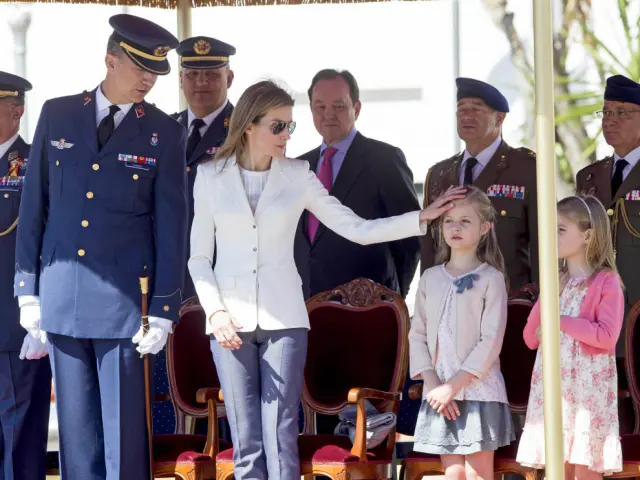 El 2 de mayo de 2014, la todavía infanta se estrenó en un acto oficial junto a sus padres y su hermana en la base aérea de San Javier (Murcia), en el 25 aniversario de la promoción de don Felipe. Desde entonces, ha participado en actos oficiales, siempre con ellos, con lo que aún no se ha estrenado en solitario.