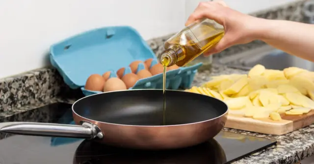 Este es el motivo por el que el aceite de oliva sigue siendo mejor que el de girasol para freír alimentos