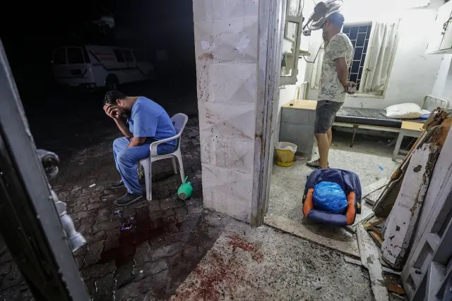 Un médico se lamenta, junto a un rastro de sangre, en el hospital de Al Ahli tras un ataque aéreo en la ciudad de Gaza.