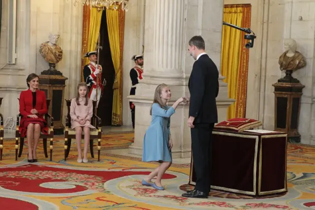El 30 de enero de 2018, con motivo del 50 cumpleaños del rey Felipe VI, la princesa de Asturias recibía el Toisón de Oro de manos de su padre.