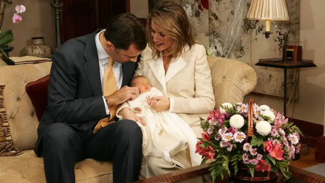 La princesa Leonor, recién nacida, junto a don Felipe y doña Letizia.
