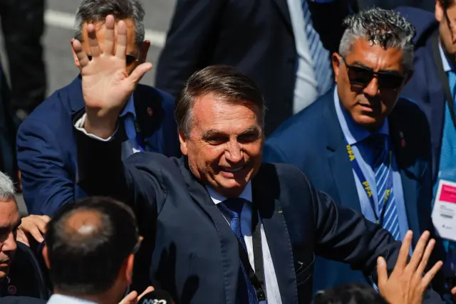 El expresidente brasileño Jair Bolsonaro saluda a su llegada al Congreso Nacional Argentino en Buenos Aires para asistir a la ceremonia de toma de posesión de Javier Milei como presidente de Argentina.