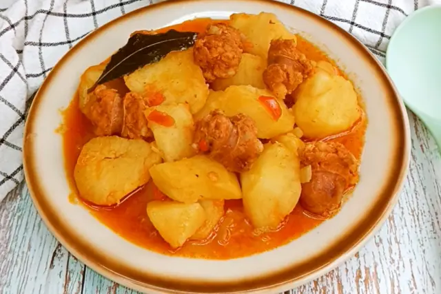 Patatas, chorizo, pimiento, cebolla, pimentón, aceite de oliva y sal son los ingredientes de las patatas a la riojana. Se trata de un plato muy económico y, además, bastante contundente, por lo que resulta perfecto para el mes de enero.