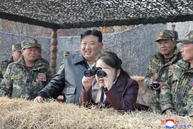 La hija de Kim Jong-Un supervisando con unos prismáticos ejercicios militares.