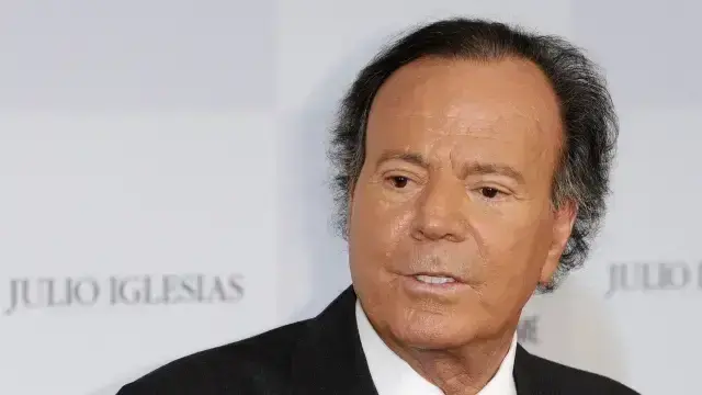 El cambiado aspecto de Julio Iglesias en una foto en redes: ¿Es realmente él?