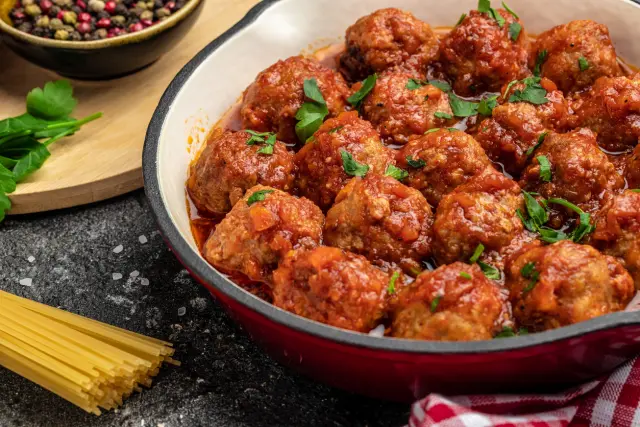 Estos son los pasos a seguir para preparar unas albóndigas en la freidora de aire.