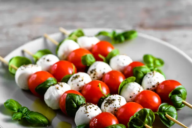 Brochetas caprese.