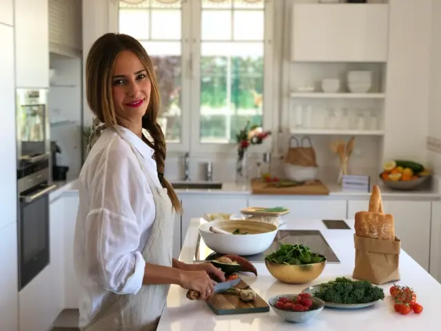 Salena Sainz, nutricionista, nos invita a cocinar almendras con casi todo, debido a su aporte de nutrientes esenciales.
