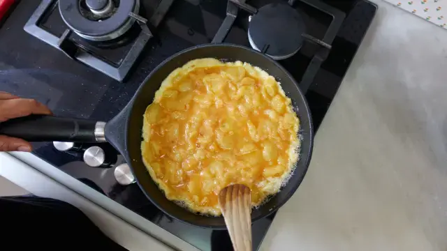 Los ingredientes están claros: huevos, patatas, aceite de oliva, sal y cebolla (o no). Pero luego hay que tener mano para que la tortilla quede firme y jugosa.