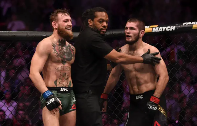 Conor McGregor y Khabib Nurmagomedov en un combate de UFC.