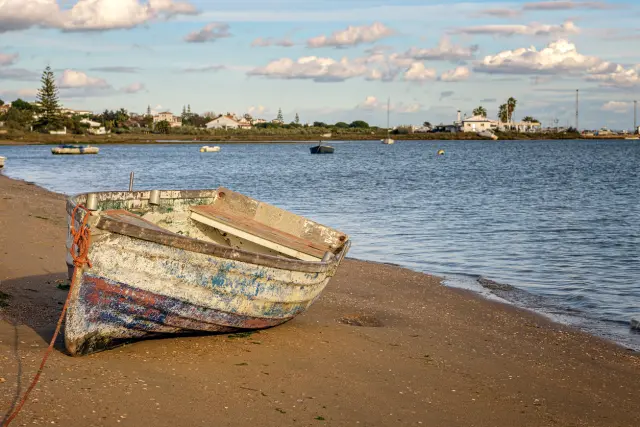 Una barca de madera en la playa de El Rompido (Huelva).
