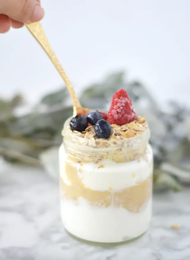 Yogur natural con crema de cacahuete.