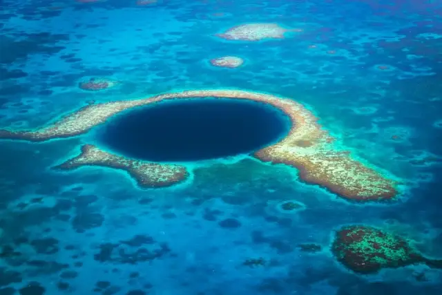 Imagen aérea de la fosa de las Marianas.