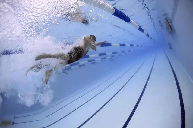 Cualquier momento del año es bueno para practicar la natación, ya que es perfecta para estirar todos los músculos y en otoño también. No importa que los días sean más cortos porque en la piscina te sentirás de maravilla.
