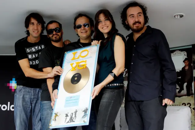 En septiembre de 2009 reciebn en México el disco de oro por las altas ventas de 'A las cinco en el Astoria', además de presentar el 'Juntos e Inolvidable Tour'.