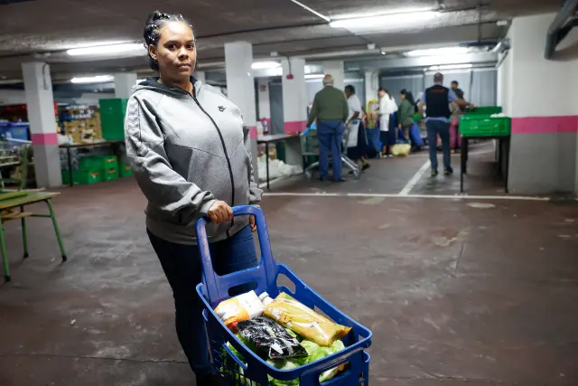 fotografo: Jose Gonzalez[[[PREVISIONES 20M]]] tema: Reportaje banco de alimentos. Entrega de alimentos a familias