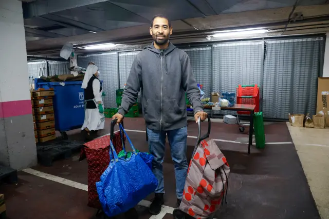 fotografo: Jose Gonzalez[[[PREVISIONES 20M]]] tema: Reportaje banco de alimentos. Entrega de alimentos a familias