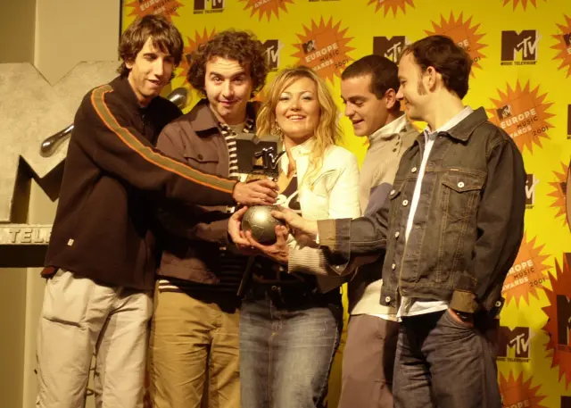 El grupo consiguió un MTV Internacional al Mejor Artista Español en 2001.