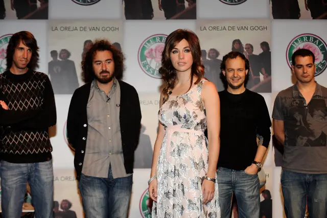 En noviembre de 2007, pocas semanas antes de la edición de Más guapa, Amaia Montero anunciaba su salida del grupo para comenzar una carrera en solitario. La Oreja de Van Gogh decidió buscar una nueva vocalista. Tras meses de búsqueda, se incorporaba a la banda su actual vocalista, Leire Martínez.
