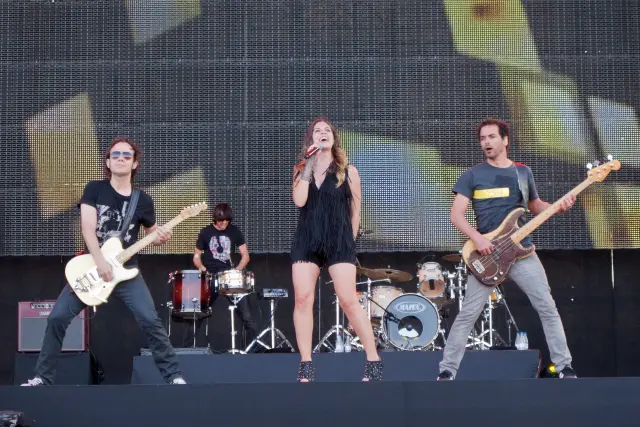 'Cometas por el cielo' fue el segundo sencillo, consiguiendo en los Premios 40 Principales 2012 dos nominaciones en la categoría española: mejor Videoclip y mejor Gira, obteniendo el galardón en este último. En la imagen, la banda en Rock in Rio Madrid 2012.