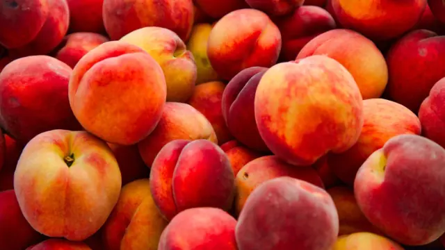 El color de las frutas (como los melocotones) nos orienta sobre su contenido en betacarotenos.