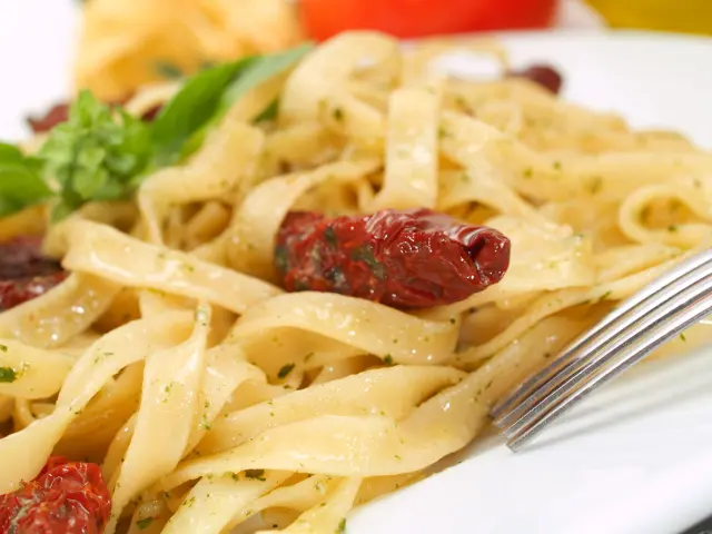 Tallarines con tomate seco