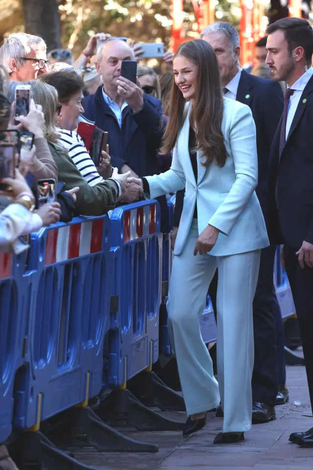 La Princesa Leonor saluda a los ciudadanos a su llegada al edificio Histórico de la Universidad de Oviedo