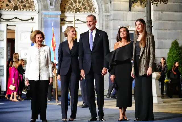 Premios Princesa de Asturias: del look brillante de la infanta Sofía al  espectacular escote de Carolina Marín