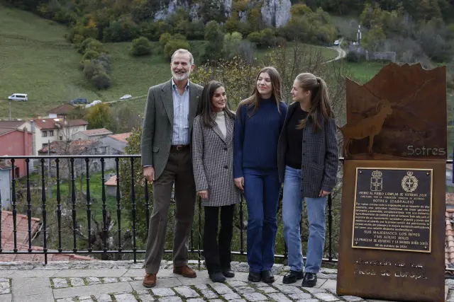 El rey Felipe, la reina Letizia, la princesa Leonor y la infanta Sofía, durante su visita a Sotres, Premio al Pueblo Ejemplar 2024.