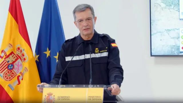 El jefe de la UME, Javier Marcos, ha insistido en que las Fuerzas Armadas estarán en Valencia "todo el tiempo que haga falta" y que, "aunque se ha avanzado y trabajado mucho", todavía queda "trabajo por hacer".