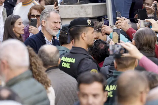 Fotos: Los reyes Felipe VI y Letizia arropan de nuevo a los afectados por  la DANA | Imágenes