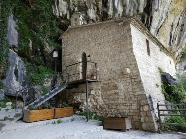 Ermita de Santa María Infra Saxa en Genga (Italia)