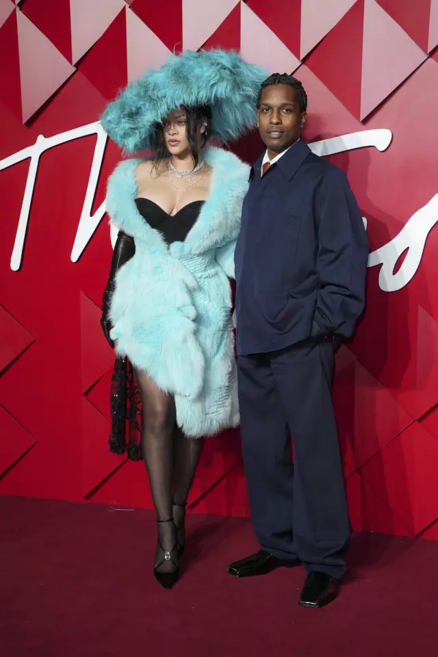 Rihanna aparece sin pantalones en la alfombra roja de los Fashion