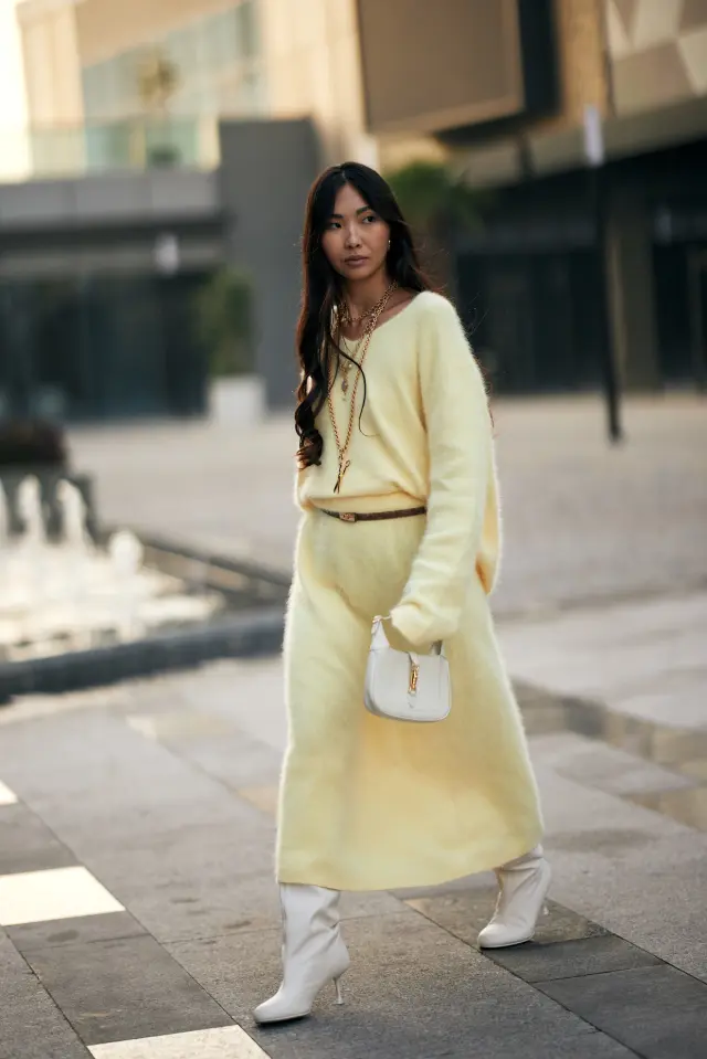 Cuatro Colores Que Se Dejar N De Llevar En 2025 Y Cuatro Que Ser N Look De Street Style En Color Amarillo Mantequilla Una De Las Tendencias De 2025