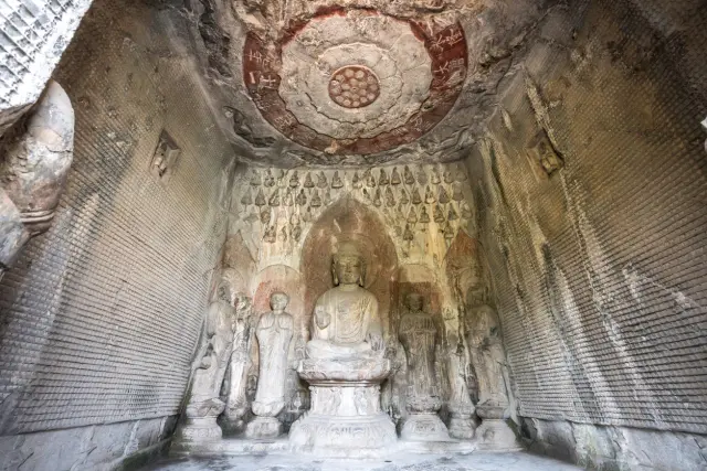 Interior de la gruta de Longmen.