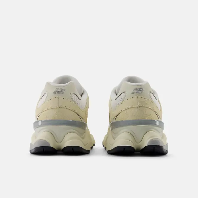 New Balance 9060 en color amarillo