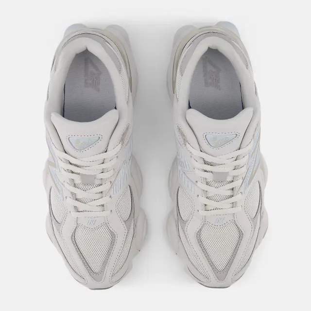 New Balance 9060 en color blanco