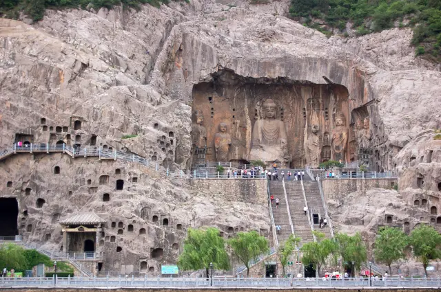 Panorámica de las cuevas de Longmen