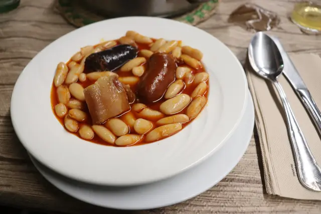 Imagen recurso de un plato de fabada.