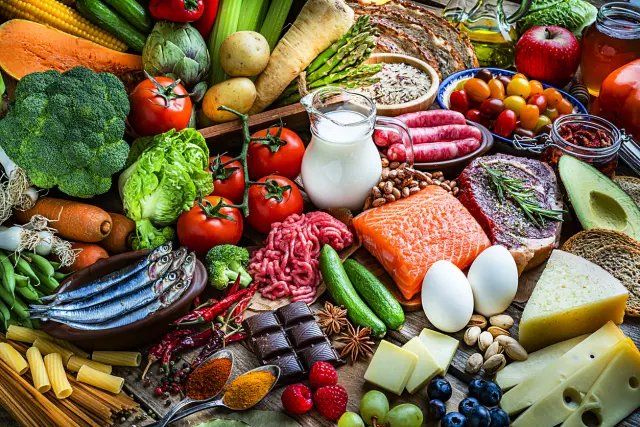 Una mesa llena de una gran variedad de alimentos.